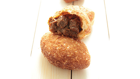 カレーパン部門ベーカリーピカソ牛肉ゴロゴロカレーパン